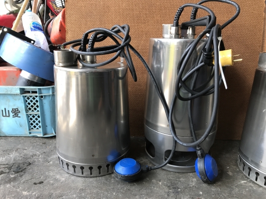 ขายไดโว่สแตนเลส Groundfos 2HP. 220V ไฟบ้าน ขนาด 2นิ้ว พร้อมลูกลอย สภาพสวยเดิมๆ พร้อมใช้งาน มี 3ตัวครับ (มีลูกลอย 2ตัวครับ)