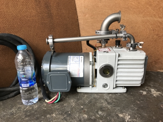 ขายแวกกั้มสุญญากาศ Leybold 1/3HP. 380V made in USA สภาพสวยมาก ใช้งานมาน้อย น้ำมันใสๆครับ พร้อมใช้งาน