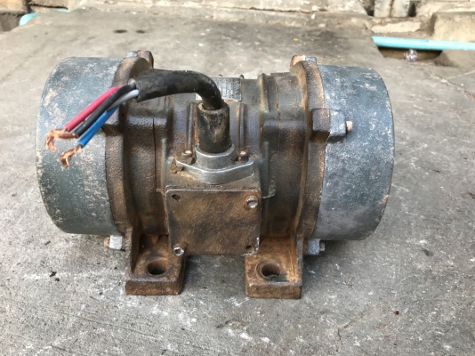 ขายมอเตอร์สั่น-เขย่า H 1/3HP. 380V สภาพสวยเดิมๆ วิ่งนิ่ม สั่นแรง พร้อมใช้งาน มี 3ตัวครับ