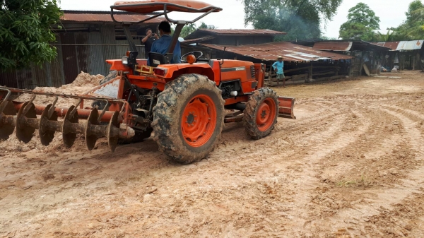 ขายด่วนรถไถ KUBOTA M5000 อุปกรณ์ ผาน6ดันหน้า เครื่องเียร์ดี ท้ายแน่น รถสภาพสด พร้อมใช้งาน เอกสารเล่มทะเบียน