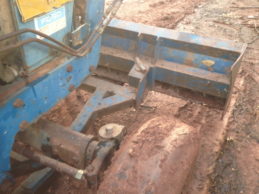 ขายรถไถFORD -77 (ราคา 188,000บาท) มีภาพวีดีโอ  อุปกรณ์ มีใบมีดดันหน้า สภาพดีเครื่องแรงดี  คูณ ชัยยา โทร 081-9972972 089-8451778