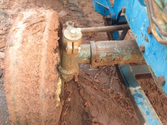 ขายรถไถFORD -77 (ราคา 188,000บาท) มีภาพวีดีโอ  อุปกรณ์ มีใบมีดดันหน้า สภาพดีเครื่องแรงดี  คูณ ชัยยา โทร 081-9972972 089-8451778