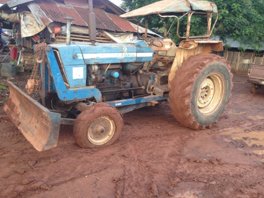 ขายรถไถFORD -77 (ราคา 188,000บาท) มีภาพวีดีโอ  อุปกรณ์ มีใบมีดดันหน้า สภาพดีเครื่องแรงดี  คูณ ชัยยา โทร 081-9972972 089-8451778