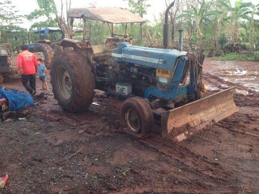 ขายรถไถFORD -77 (ราคา 188,000บาท) มีภาพวีดีโอ  อุปกรณ์ มีใบมีดดันหน้า สภาพดีเครื่องแรงดี  คูณ ชัยยา โทร 081-9972972 089-8451778