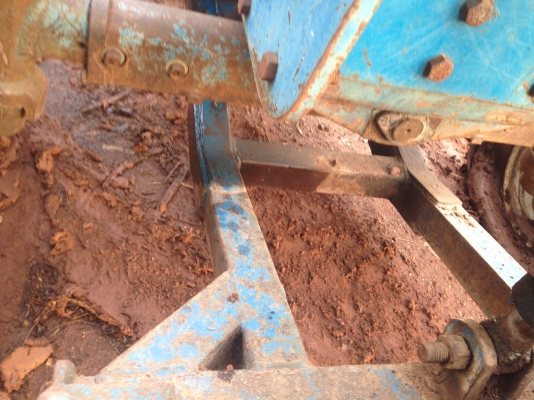 ขายรถไถFORD -77 (ราคา 188,000บาท) มีภาพวีดีโอ  อุปกรณ์ มีใบมีดดันหน้า สภาพดีเครื่องแรงดี  คูณ ชัยยา โทร 081-9972972 089-8451778