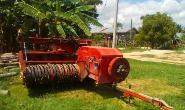 รถอัดฟางยีห้อ  KMT 1600 S พร้อมใช้ ราคา  เบาฯฯ 100000  บาท วันทูคอล 098 668-3479 dtac 094 283-9369  สิทธิ์คับ