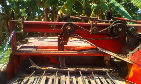 รถอัดฟางยีห้อ  KMT 1600 S พร้อมใช้ ราคา  เบาฯฯ 100000  บาท วันทูคอล 098 668-3479 dtac 094 283-9369  สิทธิ์คับ