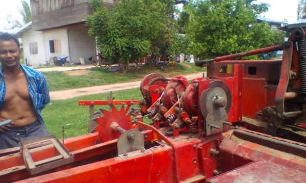 รถอัดฟางยีห้อ  KMT 1600 S พร้อมใช้ ราคา  เบาฯฯ 100000  บาท วันทูคอล 098 668-3479 dtac 094 283-9369  สิทธิ์คับ