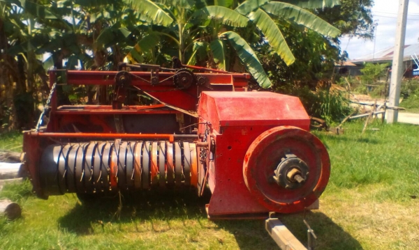 รถอัดฟางยีห้อ  KMT 1600 S พร้อมใช้ ราคา  เบาฯฯ 100000  บาท วันทูคอล 098 668-3479 dtac 094 283-9369  สิทธิ์คับ