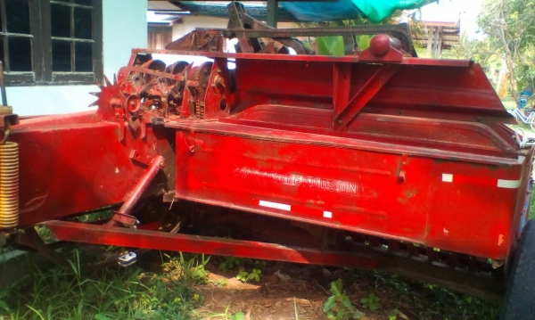 รถอัดฟางยีห้อ แม็กซี่120สภาพพร้อมใช้  145000   วันทูคอล 098 668-3479 dtac 094 283-9369 สิทธิ์คับ