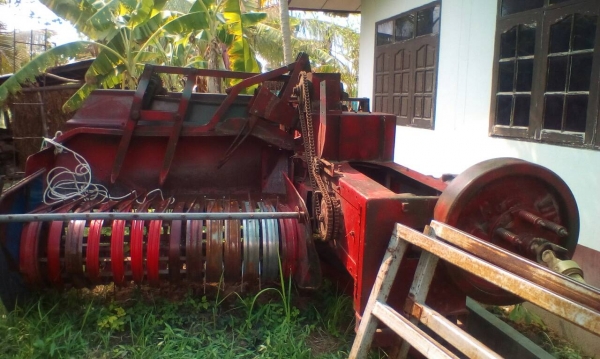 รถอัดฟางยีห้อ แม็กซี่120สภาพพร้อมใช้  145000   วันทูคอล 098 668-3479 dtac 094 283-9369 สิทธิ์คับ