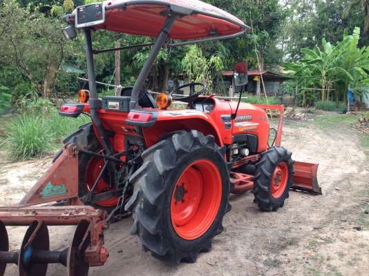 รถไถ 36 แรงปี  56 อุปกร 2 อย่าง   ซ. ม  1200   นิด ฯฯ มือเดียวป้ายแดง  ราคาเบาฯฯ  270000  บาท  วันทูคอล 098 668-3479 dtac 094 283-9369 สิทธิ์