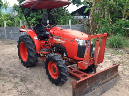 รถไถ 36 แรงปี  56 อุปกร 2 อย่าง   ซ. ม  1200   นิด ฯฯ มือเดียวป้ายแดง  ราคาเบาฯฯ  270000  บาท  วันทูคอล 098 668-3479 dtac 094 283-9369 สิทธิ์