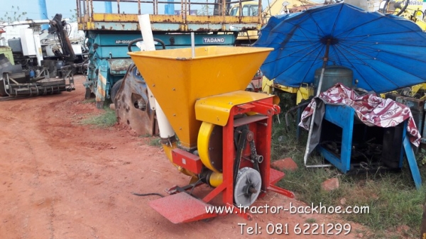 ขาย เครื่องฉีด พ่น หว่าน เมล็ด หว่าน พ่น  ปุ๋ย สำหรับติดรถไถนา เก่านอกครับ