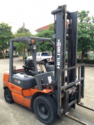 ขนาด 2.5ตัน ยกสูง 4เมตร เครื่องisuzu ดีเซล