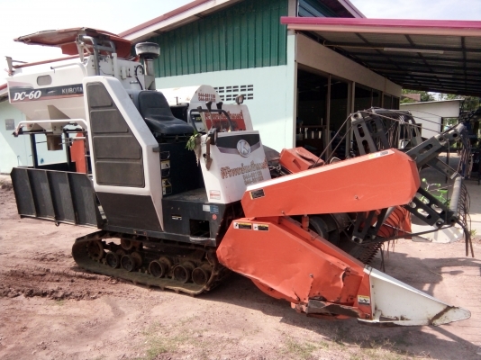 ขายรถเกี่ยวข้าวคูโบต้าDC 60 ปี 54 พร้อมใช้ เล่มพร้อม