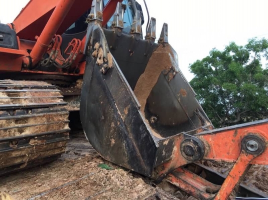 สวยสุดๆ เดิม 1,550,000 บาท HITACHI ZX200-1 ทำงาน 8,800 ชั่วโมง  เครื่องดี ไฟฟ้าครบ โช่ใหม่ 2 ข้าง เอวแน่น เอกสารอินวอยท์   รถอยู่ จ.ร้อยเอ็ด