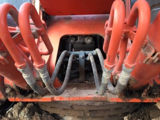 สวยสุดๆ เดิม 1,550,000 บาท HITACHI ZX200-1 ทำงาน 8,800 ชั่วโมง  เครื่องดี ไฟฟ้าครบ โช่ใหม่ 2 ข้าง เอวแน่น เอกสารอินวอยท์   รถอยู่ จ.ร้อยเอ็ด