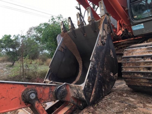 สวยสุดๆ เดิม 1,550,000 บาท HITACHI ZX200-1 ทำงาน 8,800 ชั่วโมง  เครื่องดี ไฟฟ้าครบ โช่ใหม่ 2 ข้าง เอวแน่น เอกสารอินวอยท์   รถอยู่ จ.ร้อยเอ็ด