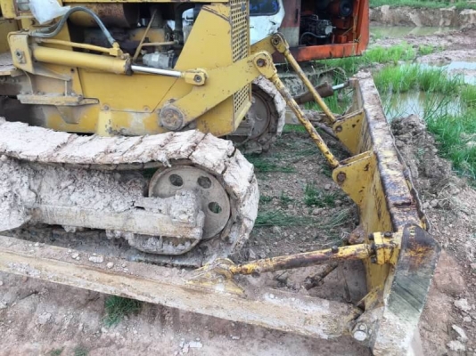 KOMATSU D20P 165,000 บาท เครื่องดี เกียรดี โช่หนา ใบแทรคสวย เอกสารชื่อขาย  รถอยู่ จ.ร้อยเอ็ด