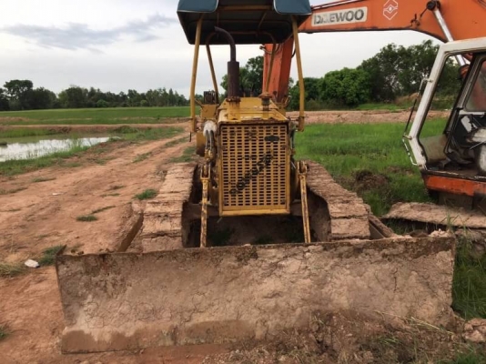KOMATSU D20P 165,000 บาท เครื่องดี เกียรดี โช่หนา ใบแทรคสวย เอกสารชื่อขาย  รถอยู่ จ.ร้อยเอ็ด