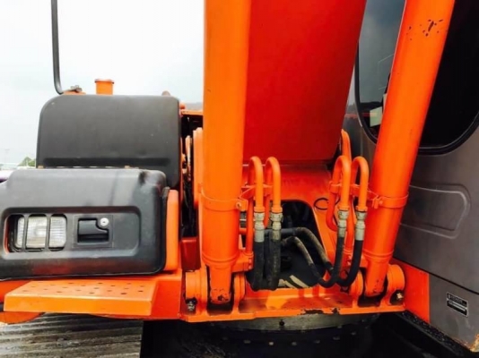 HITACHI ZX200-1 ราคา  1,550,000 บาท ทำงาน 8,200 เครื่องดี ไฟฟ้าครบ โช่ใหม่ 2 ข้าง เอวแน่น เอกสารเล่มทะเบียน  รถอยู่ จ.ปทุมธานี