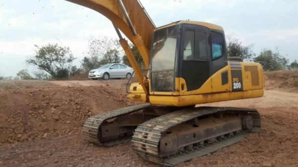 KOMATSU PC 200-7 ราคา 1,350,000 บาท  ทำงาน ดี เครื่องดี ปั้มดี โซไหม่ เอวไหม่ สภาพพร้อมใช้ เอกสารอินวอย  รถอยู่. ขอนแก่น 0610710295 ไอดีไลน์  0610710295