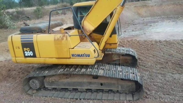 KOMATSU PC 200-7 ราคา 1,350,000 บาท  ทำงาน ดี เครื่องดี ปั้มดี โซไหม่ เอวไหม่ สภาพพร้อมใช้ เอกสารอินวอย  รถอยู่. ขอนแก่น 0610710295 ไอดีไลน์  0610710295