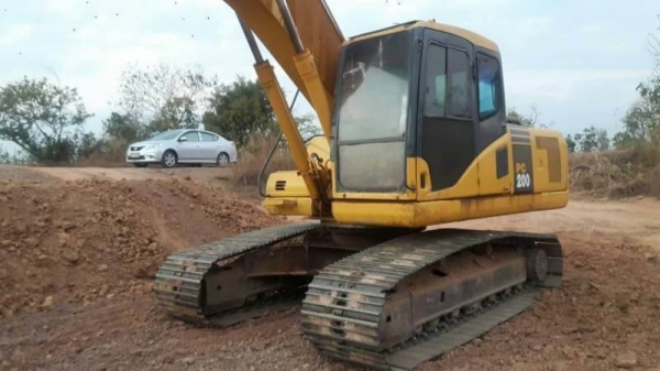 KOMATSU PC 200-7 ราคา 1,350,000 บาท  ทำงาน ดี เครื่องดี ปั้มดี โซไหม่ เอวไหม่ สภาพพร้อมใช้ เอกสารอินวอย  รถอยู่. ขอนแก่น 0610710295 ไอดีไลน์  0610710295