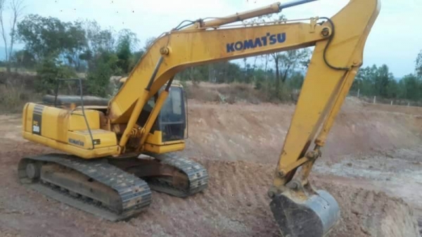 KOMATSU PC 200-7 ราคา 1,350,000 บาท  ทำงาน ดี เครื่องดี ปั้มดี โซไหม่ เอวไหม่ สภาพพร้อมใช้ เอกสารอินวอย  รถอยู่. ขอนแก่น 098-1862844 อ๊อฟ 101 ไอดีไลน์  ja5657