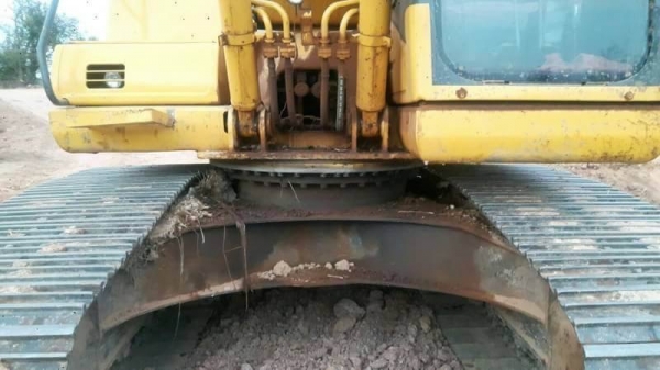 KOMATSU PC 200-7 ราคา 1,350,000 บาท  ทำงาน ดี เครื่องดี ปั้มดี โซไหม่ เอวไหม่ สภาพพร้อมใช้ เอกสารอินวอย  รถอยู่. ขอนแก่น 098-1862844 อ๊อฟ 101 ไอดีไลน์  ja5657