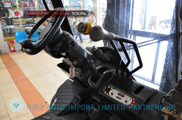 ขายรถโฟล์คลิฟท์มือสอง TCM รุ่น  FHGE30T4-2L900160 นำเข้าจากประเทศญี่ปุ่น 100\% ไม่เคยใช้งานในประเทศไทย