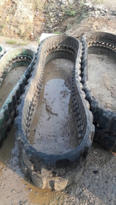 ขายแทครยางรถขุดขนาด5 ตัน ใส่ได้หลายรุ่น เช่น KOMATSU, KOBELO, YANMAR มี3คู่ ขายราคาเริ่มต้นที่ 25,00 ขายแทครยางรถขุดขนาด5 ตัน ใส่ได้หลายรุ่น เช่น KOMATSU, KOBELO, YANMAR มี3คู่ ขายราคาเริ่มต้นที่ 25,00