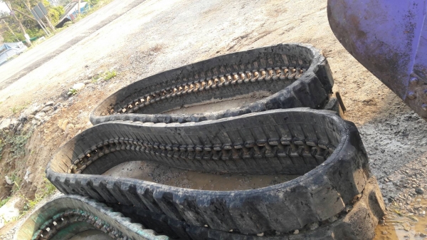 ขายแทครยางรถขุดขนาด5 ตัน ใส่ได้หลายรุ่น เช่น KOMATSU, KOBELO, YANMAR มี3คู่ ขายราคาเริ่มต้นที่ 25,00 ขายแทครยางรถขุดขนาด5 ตัน ใส่ได้หลายรุ่น เช่น KOMATSU, KOBELO, YANMAR มี3คู่ ขายราคาเริ่มต้นที่ 25,00