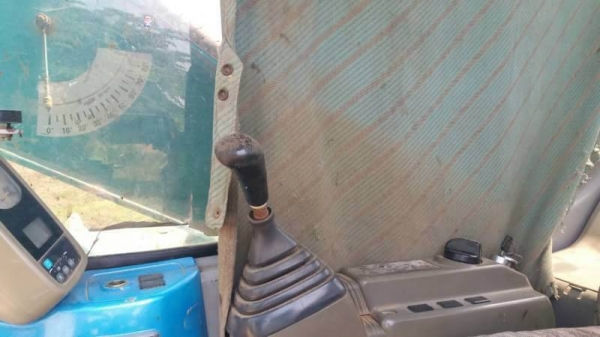 ขาย 895,000 เก่านอก 1 ปี  KOBELCO SK135SR เครื่องดี ปั้มแรง โช่หนา เอวแน่น ไฟฟ้าครบ เอกสารอินวอยท์ รถอยู่ จ.ร้อยเอ็ด  090-772-3710 090-772-3708