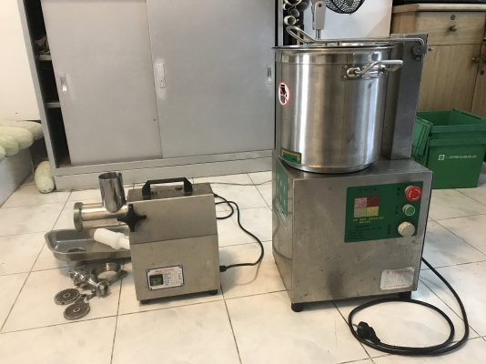 ขายเครื่องกวน+เครื่องบดหมู สภาพสวยมาก ใช้งานมานิดหน่อย อุปกรณ์ครบ เหมา 2ชิ้น พร้อมสูตรทำลูกชิ้น แยกชิ้นก็ได้ครับ