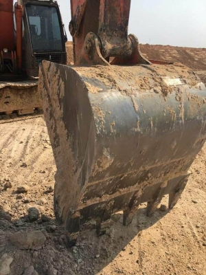 ขาย 1,180,000 HITACHI ZX200-1  ทำงาน 13,xxx  เครื่องดี ไฟฟ้าครบ โช่ใหม่ 2 ข้าง เอวแน่น เอกสารเล่มทะเบียน รถอยู่ จ.ร้อยเอ็ด 090-772-3710 090-772-3708