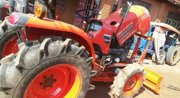 ลดราคาเหลือ220000  งดต่อรอง 36ยางหลังใหม่ปี55ทำงาน2500ชม.ไม่มีอุปกรณหลังต่อรองได้นิดหน่อยไม่ไกลส่งฟรีครับ