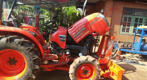 ลดราคาเหลือ220000  งดต่อรอง 36ยางหลังใหม่ปี55ทำงาน2500ชม.ไม่มีอุปกรณหลังต่อรองได้นิดหน่อยไม่ไกลส่งฟรีครับ