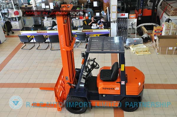 ขายรถโฟล์คลิฟท์มือสอง TOYOTA รุ่น 5FD25-62760 นำเข้าจากประเทศญี่ปุ่น 100\% ไม่เคยใช้งานในไทย