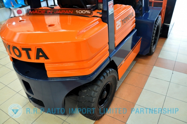 ขายรถโฟล์คลิฟท์มือสอง TOYOTA รุ่น 5FD25-62760 นำเข้าจากประเทศญี่ปุ่น 100\% ไม่เคยใช้งานในไทย