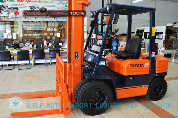 ขายรถโฟล์คลิฟท์มือสอง TOYOTA รุ่น 5FD25-62760 นำเข้าจากประเทศญี่ปุ่น 100\% ไม่เคยใช้งานในไทย