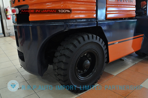 ขายรถโฟล์คลิฟท์มือสอง TOYOTA รุ่น 5FD25-62760 นำเข้าจากประเทศญี่ปุ่น 100\% ไม่เคยใช้งานในไทย