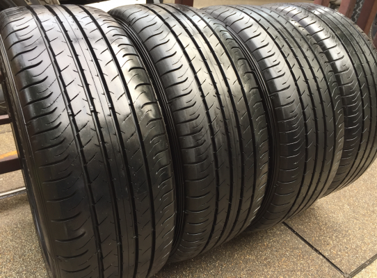 ยาง Dunlop 215 55 17 ปลายปี15 ดอกเต็ม ใช้ยาว ราคาไม่แพง