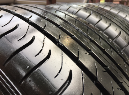 ยาง Dunlop 215 55 17 ปลายปี15 ดอกเต็ม ใช้ยาว ราคาไม่แพง