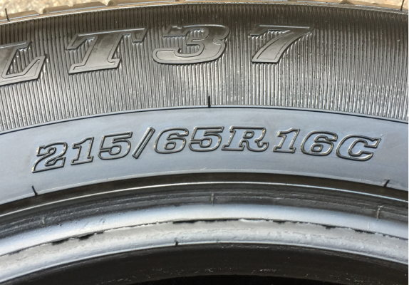 ยาง Dunlop 215 65 16 ปี16 ดอกเต็ม ไม่มีปะ ราคาไม่แพง