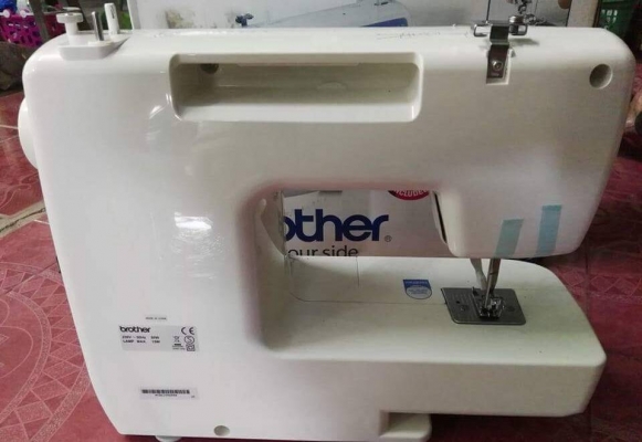 3400 บ. ส่งฟรี083-2000058  LINE ID: line832923 จักรเย็บผ้า brather กระเป่าหิ้ว ใช้ไฟบ้าน 220 V. มีลายต่างๆ14 ลาย เย็บผ้าหนาได้เครื่องใหม่แทบไม่ได้ใช้เลย