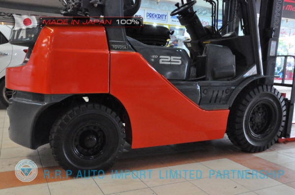 ขายรถโฟล์คลิฟท์มือสอง TOYOTA รุ่น 8FG25-11353 นำเข้าจากประเทศญี่ปุ่น 100\% ไม่เคยใช้งานในไทย