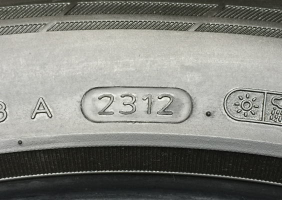 ยาง Aurora  265 50 20 กลางปี12 ดอกเต็ม ไม่มีปะ ราคาไม่แพง