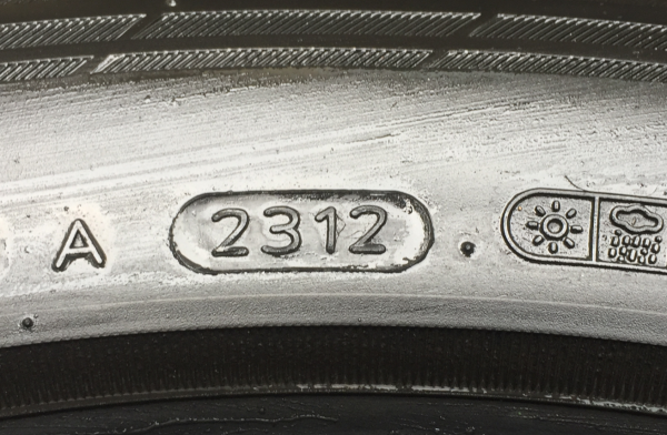 ยาง Aurora  265 50 20 กลางปี12 ดอกเต็ม ไม่มีปะ ราคาไม่แพง